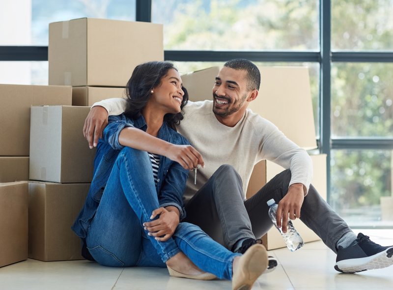 Jeune couple emménageant dans son logement