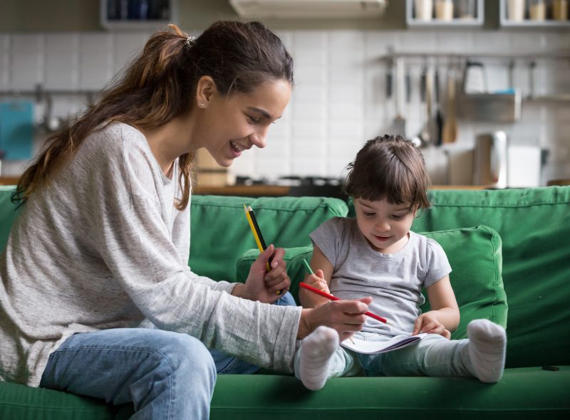 Garde d’enfants dessinant avec une petite fille
